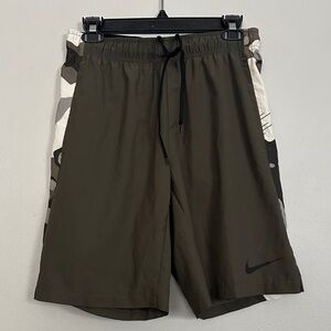 Nike men NWT Dark Olive Green Ligtweight Athletic Shorts w/drawstring & pockets